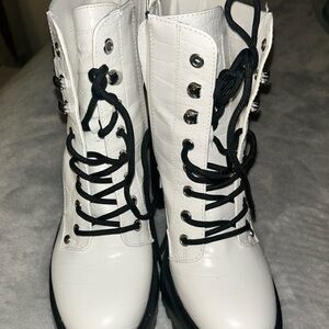 GBG Los Angeles Boots Women Sz 7 1/2
White Platform Faux Leather Zipper